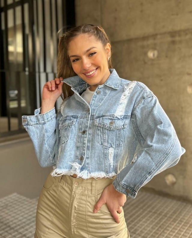 Campera Denim rigida Corta con Roturas