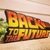 Cartel luminoso “Back to the future”