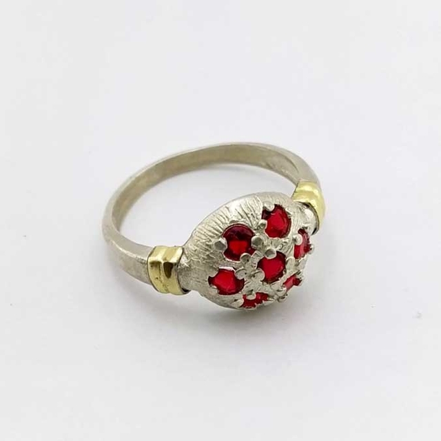 Anillo frutilla de plata y 2024 oro