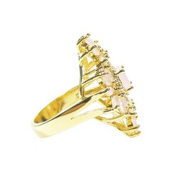 detalhe lado do anel semijoia cravejado em cristais quartzo rosa e zircônias banhado a ouro 18k