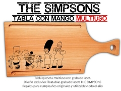 THE SIMPSONS TABLA QUESERA CON MANGO Y GRABADO LASER. REGALOS DE CUMPLEAÑOS - tienda online