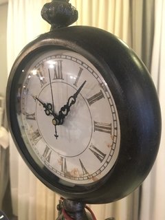 Reloj Trípode Metal Numeros Romanos 44 cm - Jaspe Deco