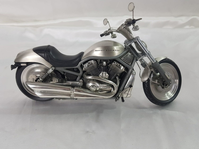 HARLEY DAVIDSON VRSCA V-ROD - FRANKLIN MINT 1:24