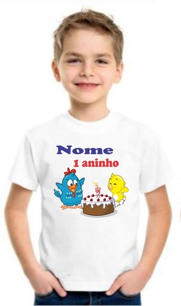 Caricatura aniversário criança sentada camisa time galinh