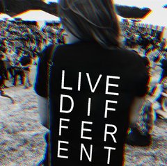 Camiseta Live Different