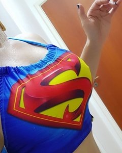 Cropped digital Frente única supergirl na internet