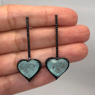 Brinco de coração folheado em ródio negro com cristal de turmalina azul e zircônias
