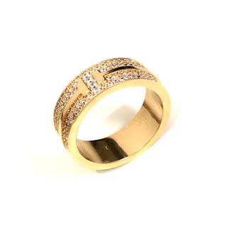 Anel luxo dourado com fileiras de cristais translúcidos cravejados folheado em Ouro 18k