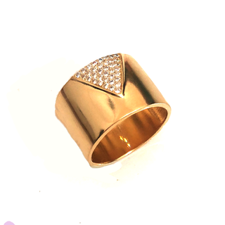 Anel luxo dourado com triângulo de cristais translúcidos cravejados folheado em Ouro 18k