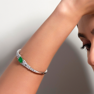 Pulseira Bracelete com cristais translúcidos e fusion esmeralda folheada em ródio branco
