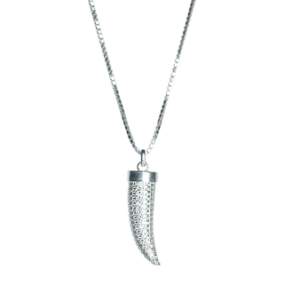 Colar luxo longo com dente de sabre com zircônias cravejadas em prata 925