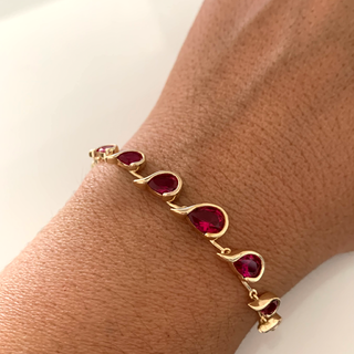 Pulseira dourada com gotas de cristal vermelho murano folheada em ouro 18k