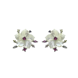 Brinco flor de madrepérola com mini cristais folheado em ródio branco