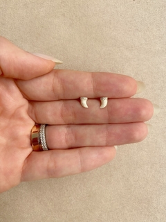 Brinco mini dentinho em prata 925 