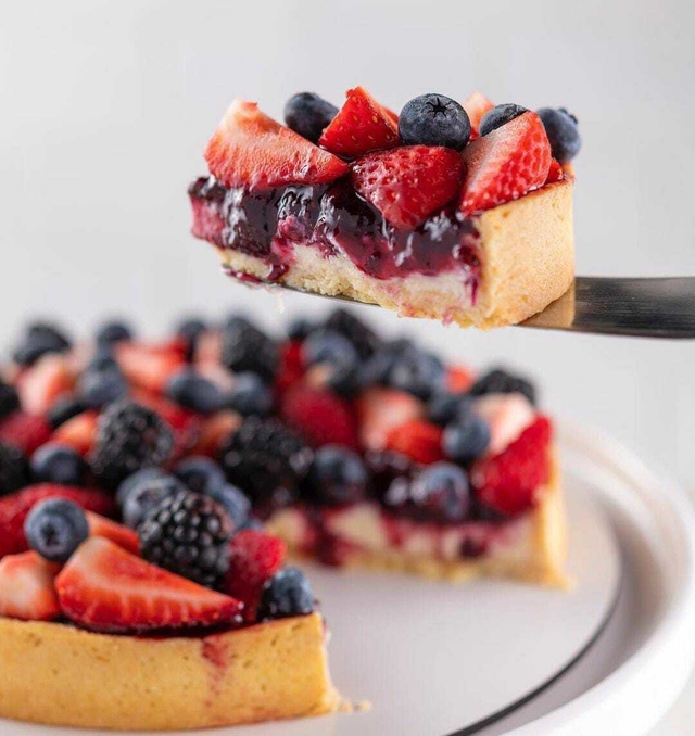 TORTA DE FRUTAS VERMELHAS 