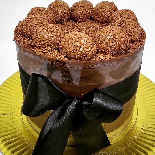 Esse bolo foi massa chocolate e recheio brigadeiro belga com tema