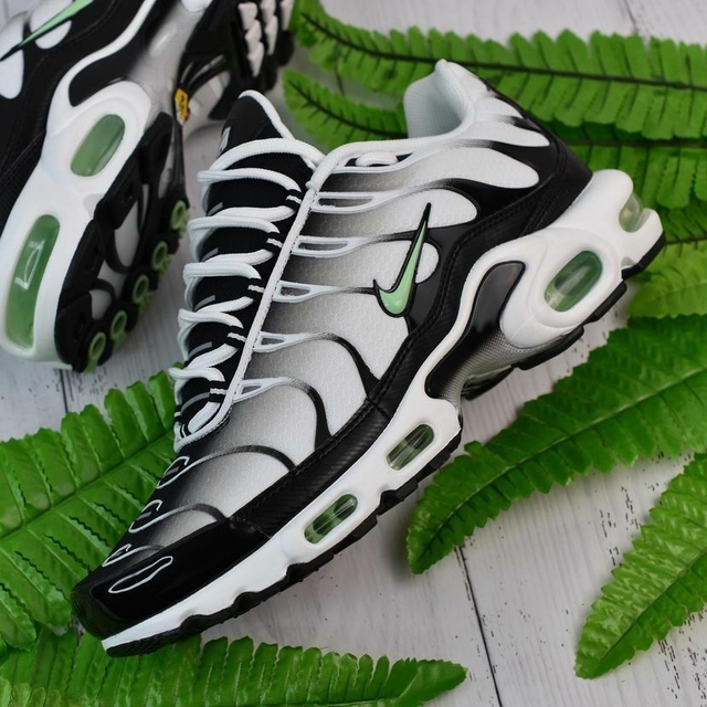 Black and green shops air max plus