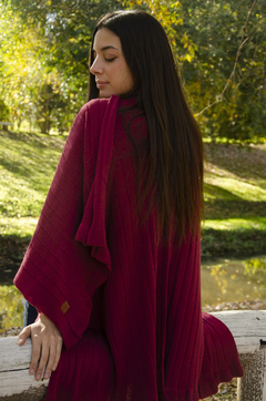 Ruana de lana volados color bordo - comprar online