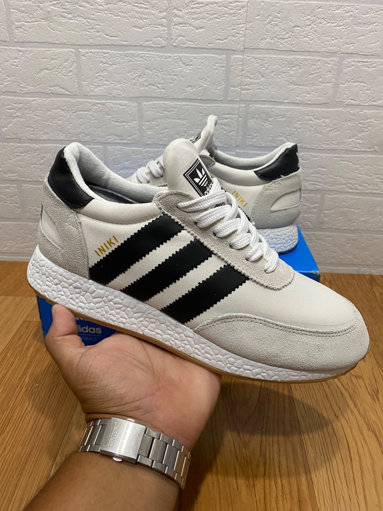 Adidas iniki preto e branco sales