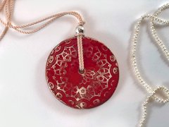 Dije Mandala rojo con cordón anudado en internet