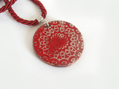 Medallón Mandala colorado en cordón trenzado - comprar online