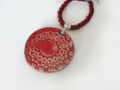 Medallón Mandala colorado en cordón trenzado en internet