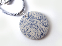 Medallón Flor azul con cordón trenzado - comprar online