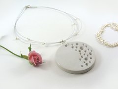 Medallón blanco brillante en gargantilla con perlas y plata en internet