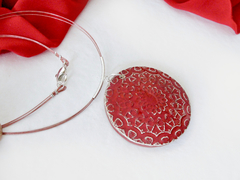 Imagen de Medallón mandala rojo en collar con terminaciones en plata