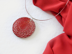 Medallón mandala rojo en collar con terminaciones en plata - Deka Cerámica