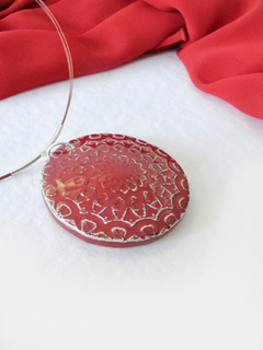 Medallón mandala rojo en collar con terminaciones en plata en internet