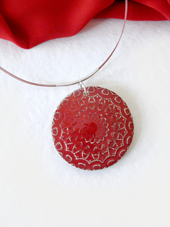 Medallón mandala rojo en collar con terminaciones en plata - comprar online