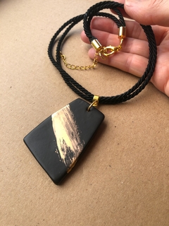Collar Cometa con lustre de oro en cordón de seda - Deka Cerámica