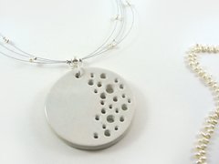 Medallón blanco brillante en gargantilla con perlas y plata - comprar online