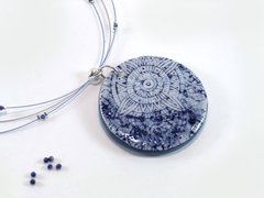 Medallón con mandala azul cobalto en gargantilla con piedras y plata - comprar online