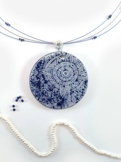 Medallón con mandala azul cobalto en gargantilla con piedras y plata