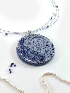 Medallón con mandala azul cobalto en gargantilla con piedras y plata en internet