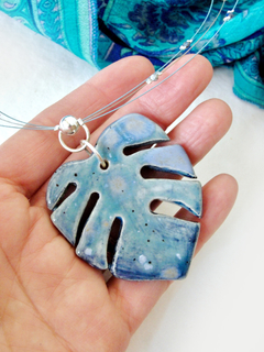 Imagen de Dije Monstera azul en gargantilla con piedras y plata