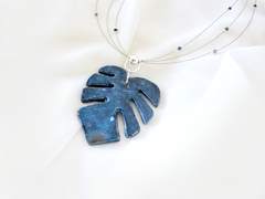 Dije Monstera azul en gargantilla con piedras y plata - comprar online