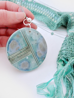 Medallón turquesa en gargantilla con ágata, iolita y cuarzo verde - comprar online