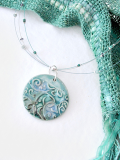 Imagen de Dije texturado turquesa en gargantilla con ágata, iolita, turquesa y plata
