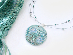 Dije texturado turquesa en gargantilla con ágata, iolita, turquesa y plata - tienda online