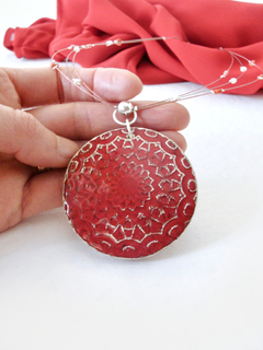 Medallón Mandala en gargantilla con coral, ágata, perlas y plata