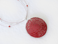Medallón Mandala en gargantilla con coral, ágata, perlas y plata - Deka Cerámica