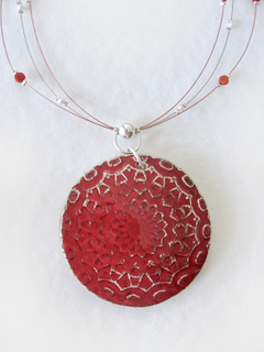 Medallón Mandala en gargantilla con coral, ágata, perlas y plata en internet