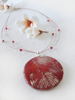 Medallón Pluma en gargantilla con coral, perlas de río y plata