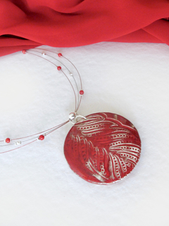 Medallón Pluma en gargantilla con coral, perlas de río y plata en internet