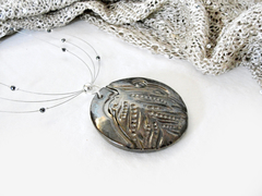 Medallón cobrizo en gargantilla con hematita y plata - comprar online