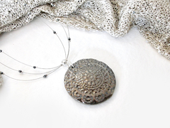 Medallón Mandala cobrizo en gargantilla con hematita y plata en internet