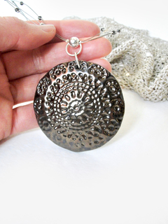 Medallón Mandala cobrizo en gargantilla con hematita y plata - tienda online